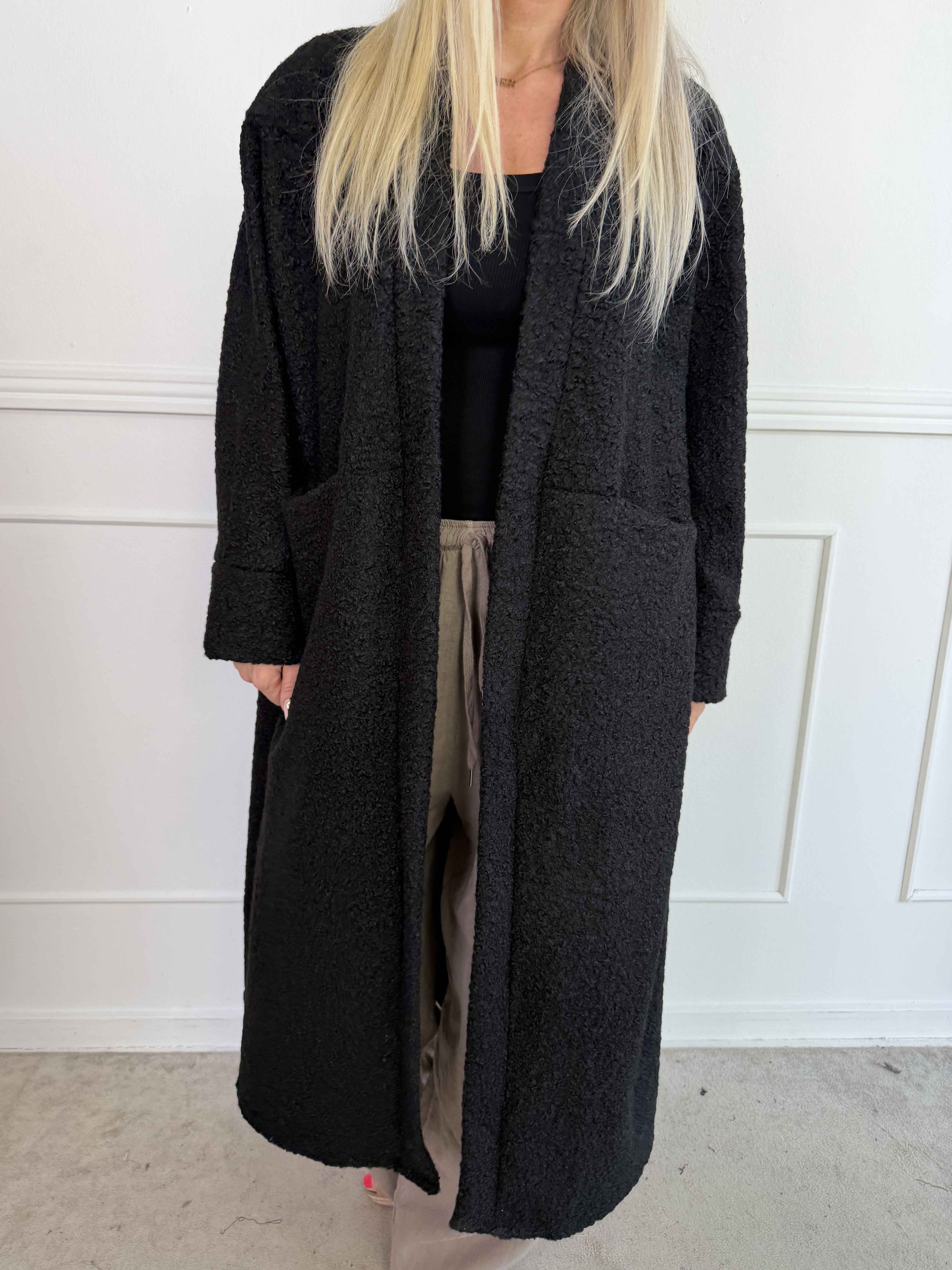 Annah Teddy - Oversized frakke i blødt teddy-stof med tydelige syninger og store lommer